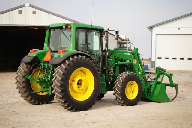 Image of John Deere 6420 equipment image 4