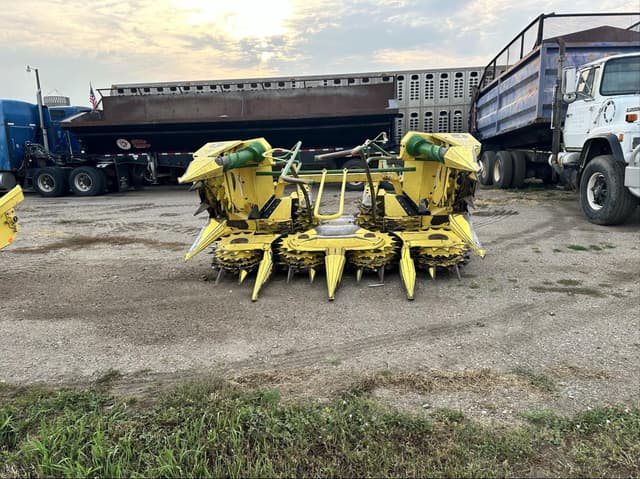 Image of John Deere 686 equipment image 1