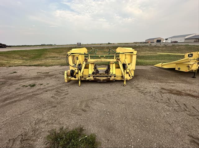Image of John Deere 686 equipment image 2