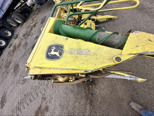 Image of John Deere 686 equipment image 4