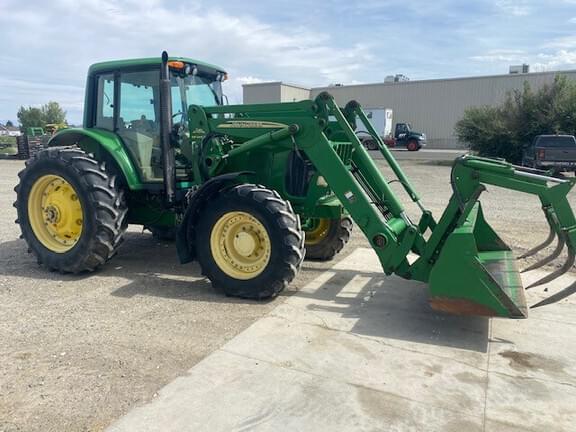 Image of John Deere 7220 equipment image 1