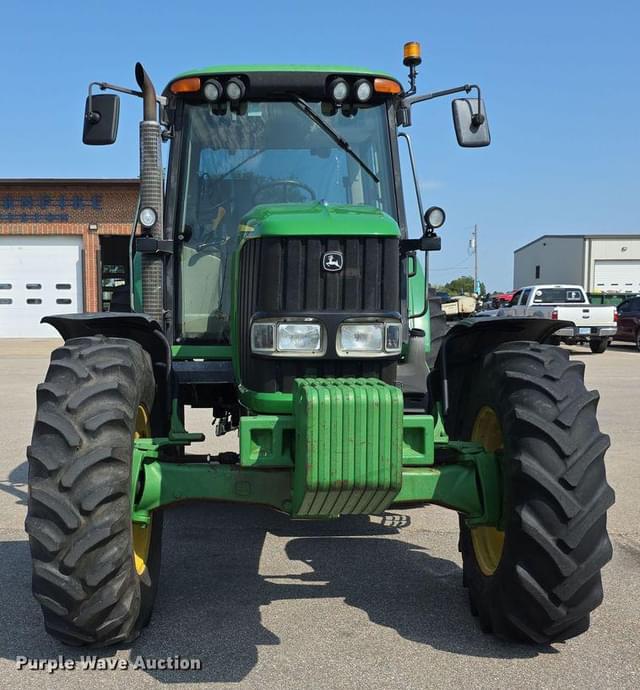 Image of John Deere 7220 equipment image 1