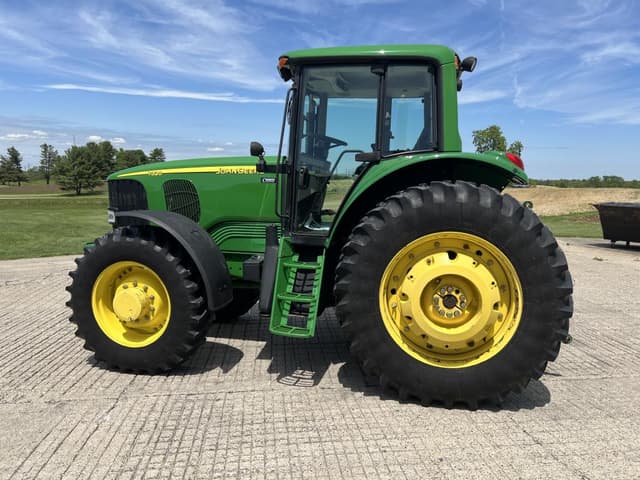Image of John Deere 7320 equipment image 2