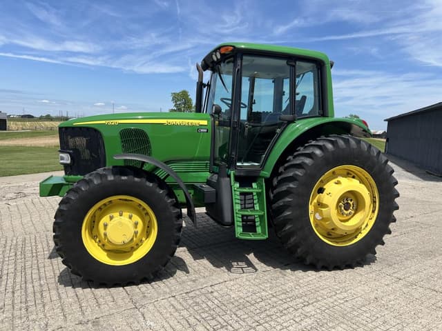 Image of John Deere 7320 equipment image 1