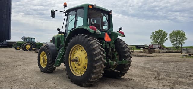 Image of John Deere 7320 equipment image 4