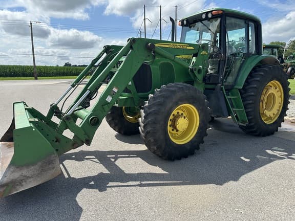 Image of John Deere 7320 equipment image 1