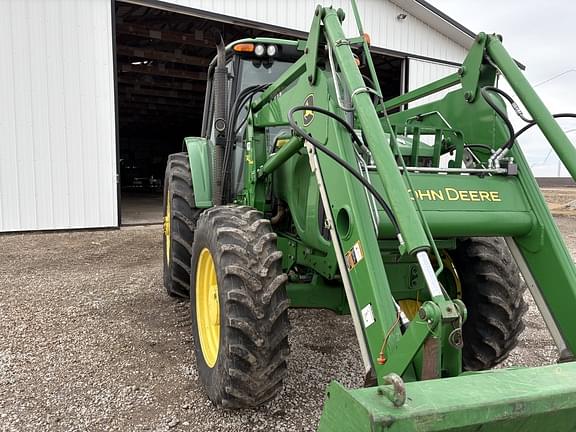 Image of John Deere 7320 equipment image 1