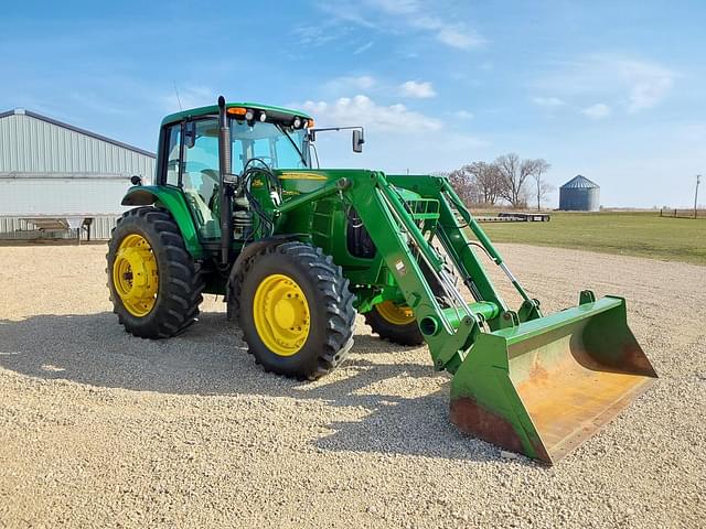 Image of John Deere 7320 equipment image 2