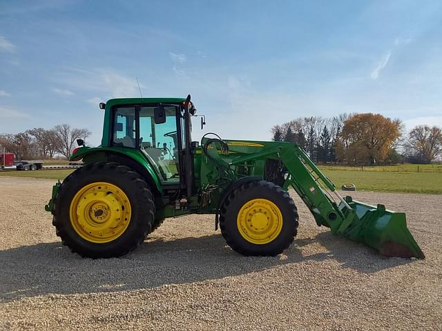 Image of John Deere 7320 equipment image 3