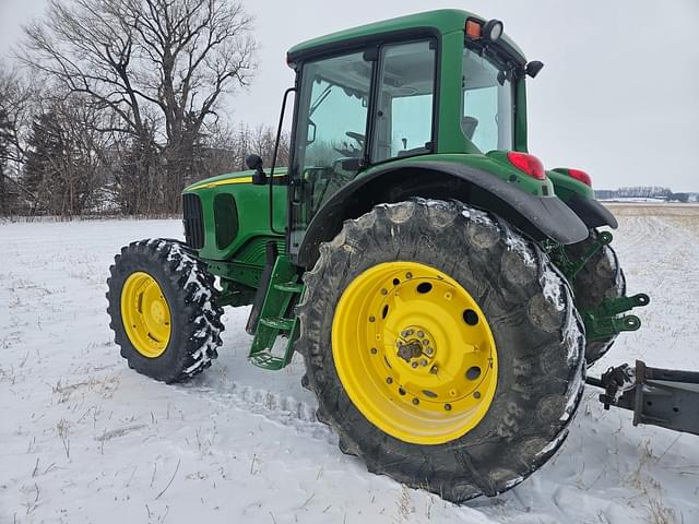 Image of John Deere 7320 equipment image 2