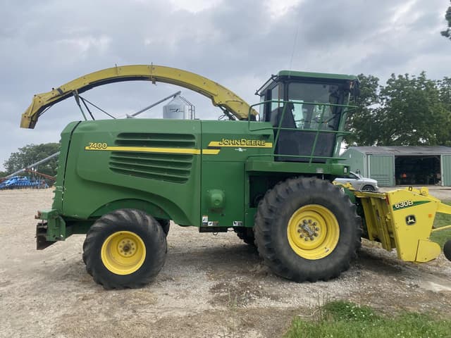 Image of John Deere 7400 equipment image 1