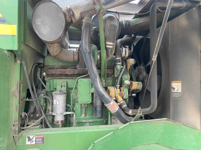 Image of John Deere 7400 equipment image 3