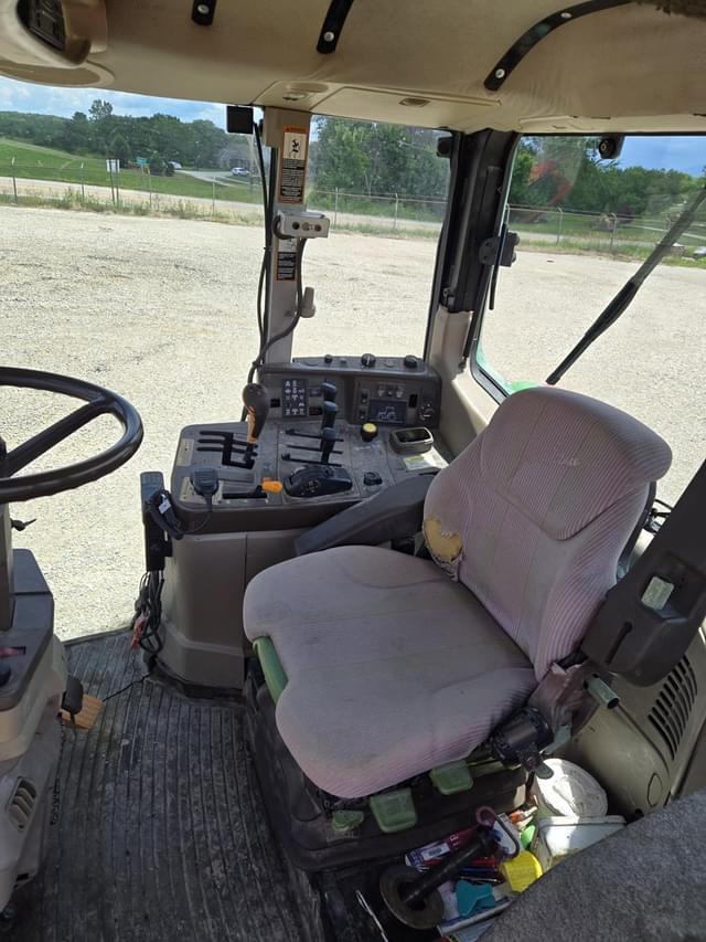 Image of John Deere 7420 equipment image 4