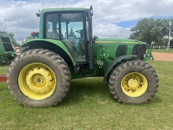 Image of John Deere 7420 equipment image 4
