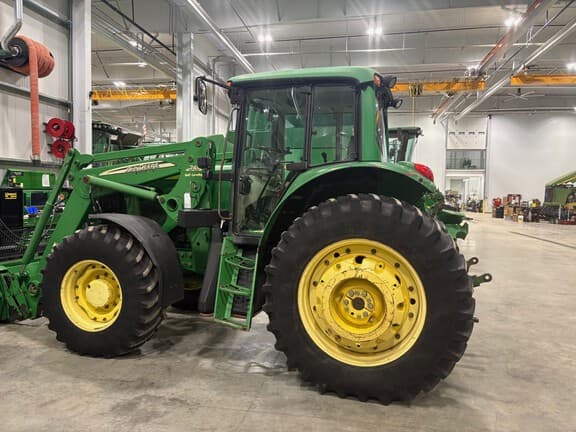 Image of John Deere 7420 equipment image 3