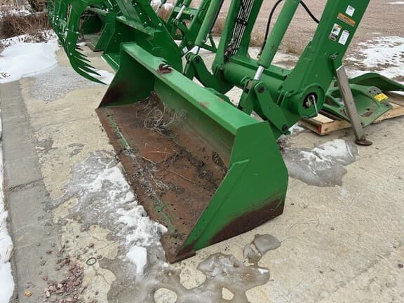 Image of John Deere 746 equipment image 1