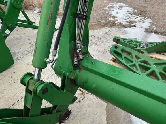 Image of John Deere 746 equipment image 2