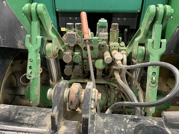 Image of John Deere 7520 equipment image 1
