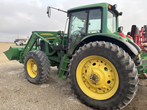 Image of John Deere 7520 equipment image 2