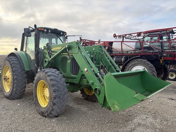 Image of John Deere 7520 equipment image 1