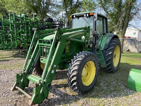 Image of John Deere 7520 equipment image 1