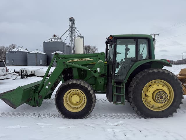 Image of John Deere 7520 equipment image 1