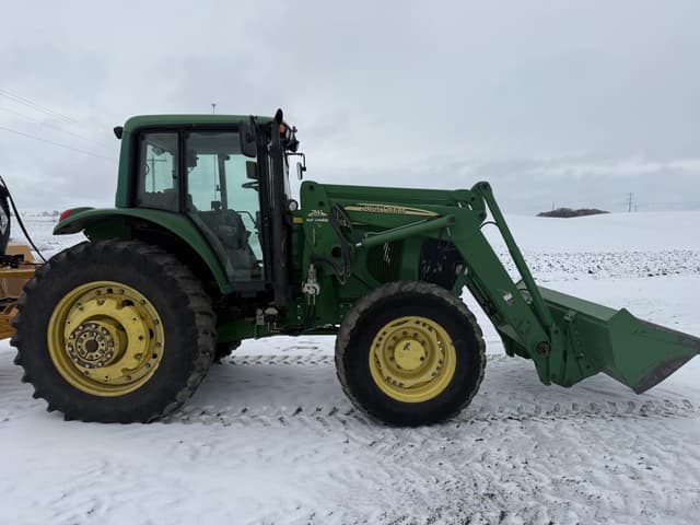 Image of John Deere 7520 equipment image 4