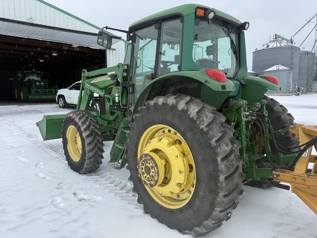 Image of John Deere 7520 equipment image 2