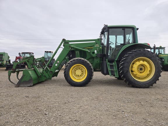 Image of John Deere 7520 equipment image 1
