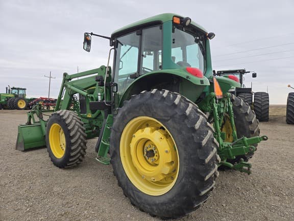 Image of John Deere 7520 equipment image 2