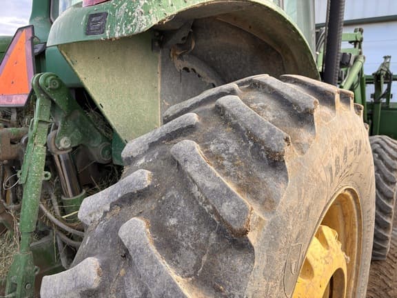 Image of John Deere 7520 equipment image 4