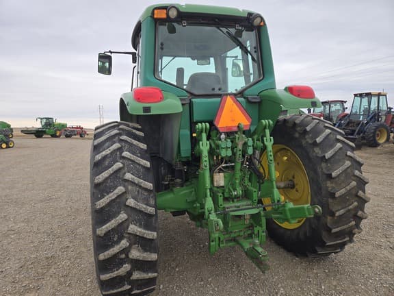 Image of John Deere 7520 equipment image 3
