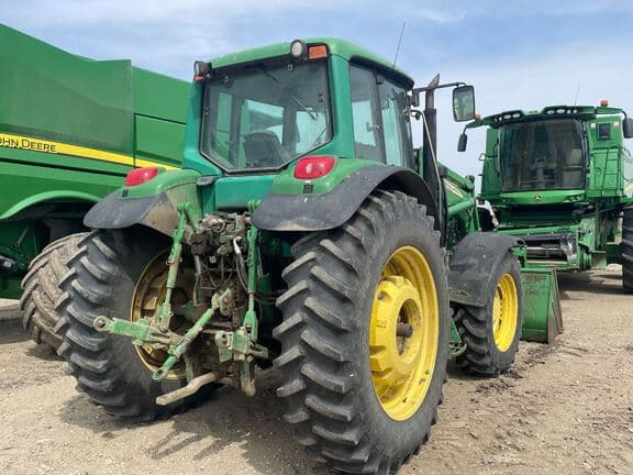 Image of John Deere 7520 equipment image 3