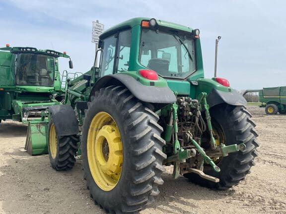 Image of John Deere 7520 equipment image 1