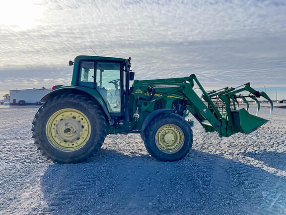 Image of John Deere 7520 equipment image 3