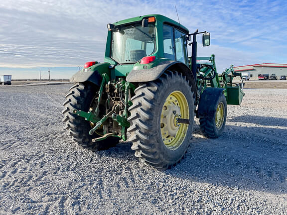 Image of John Deere 7520 equipment image 4