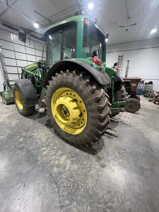 Image of John Deere 7520 equipment image 1