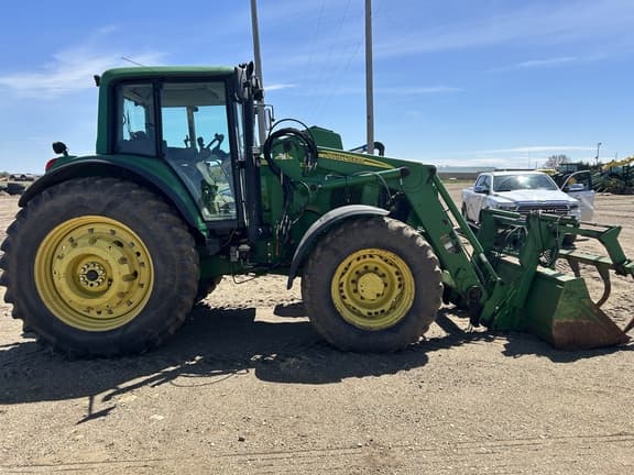 Image of John Deere 7520 equipment image 2