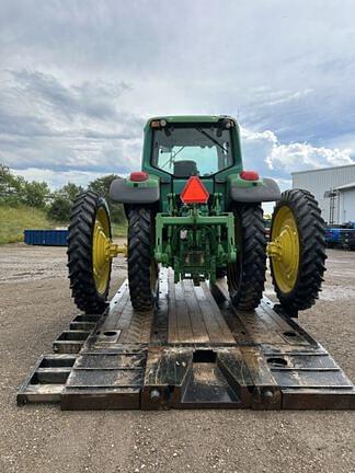 Image of John Deere 7520 equipment image 2