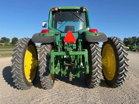 Image of John Deere 7520 equipment image 3