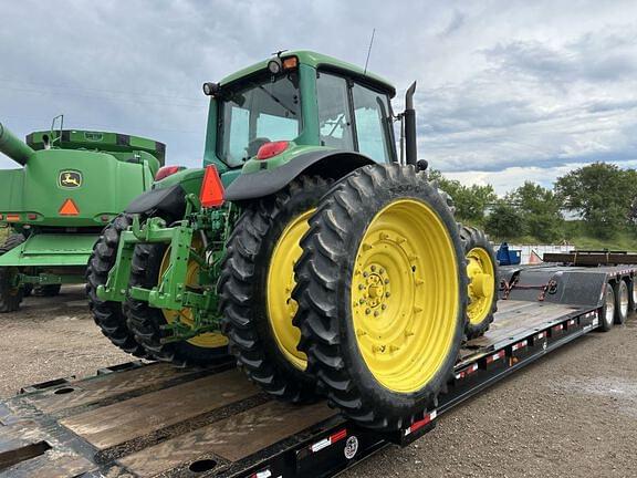 Image of John Deere 7520 equipment image 1