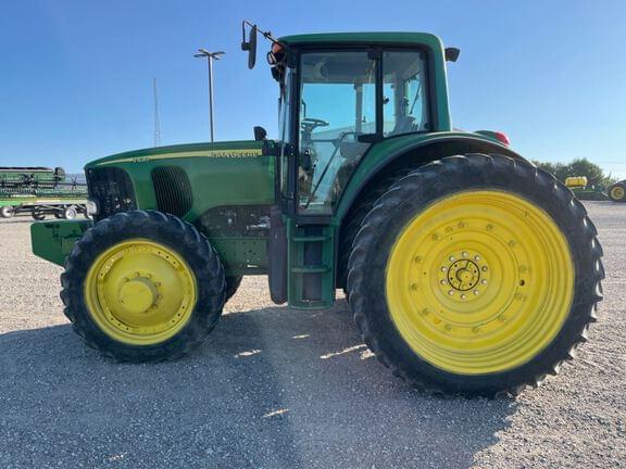 Image of John Deere 7520 equipment image 1