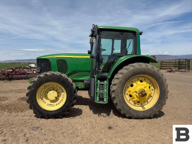 Image of John Deere 7520 equipment image 1