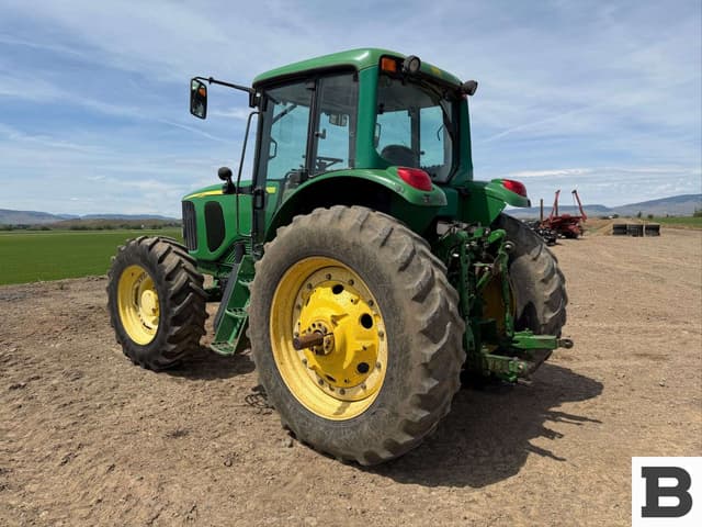 Image of John Deere 7520 equipment image 2