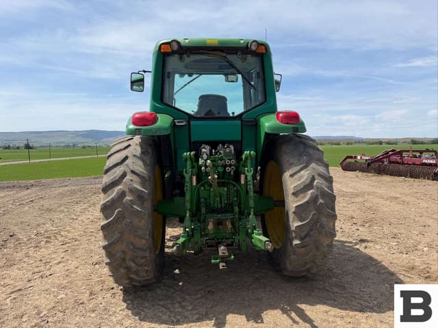 Image of John Deere 7520 equipment image 3