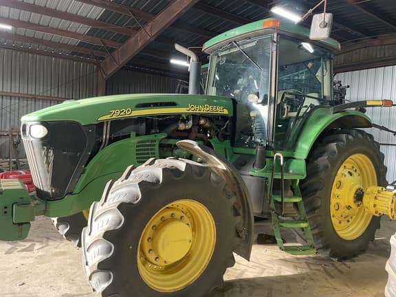Image of John Deere 7920 equipment image 1