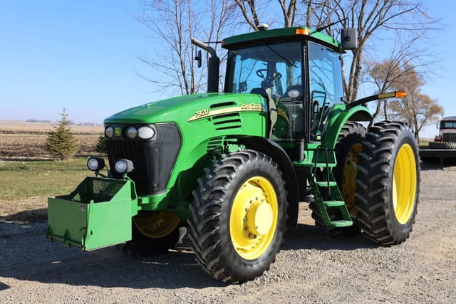 Image of John Deere 7920 equipment image 1