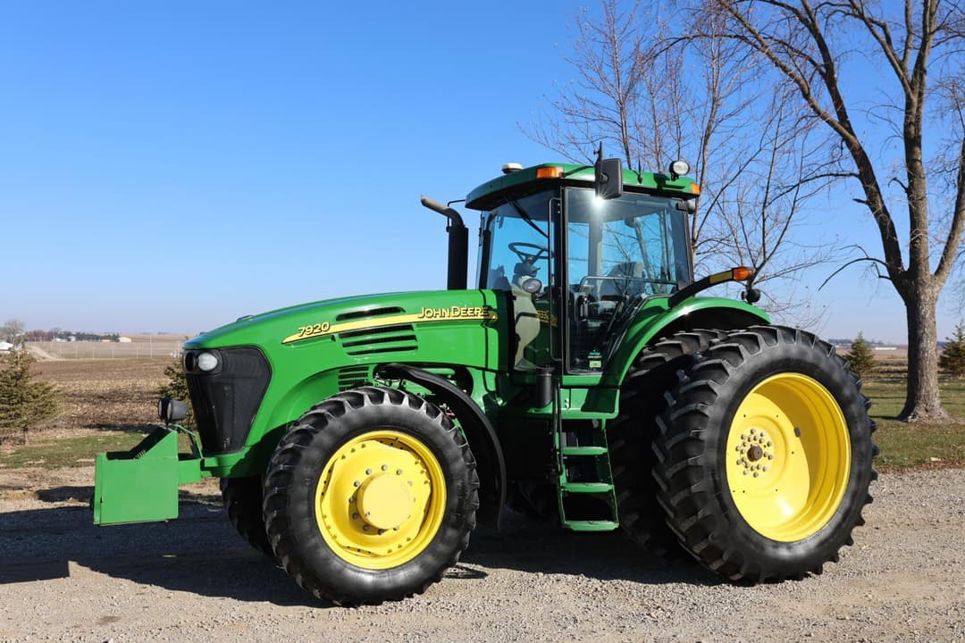 Image of John Deere 7920 Primary image
