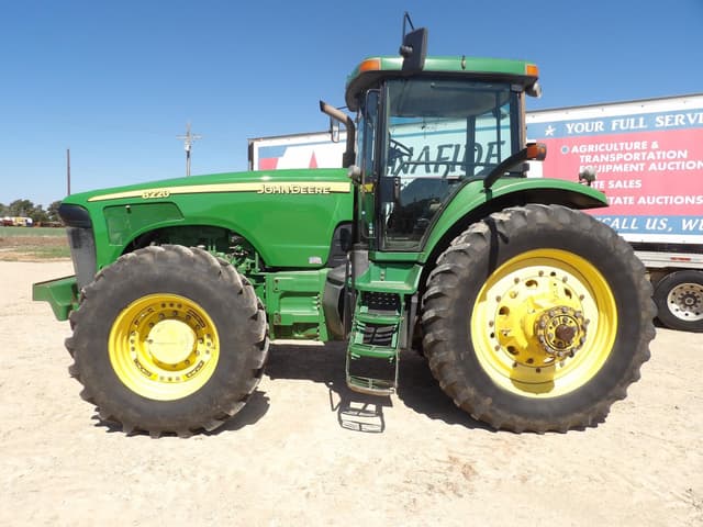 Image of John Deere 8220 equipment image 1