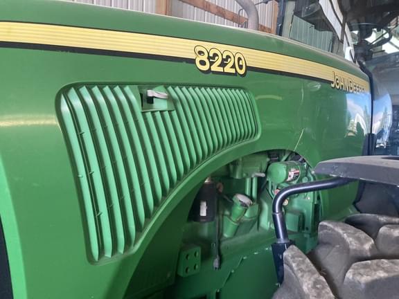 Image of John Deere 8220 equipment image 3
